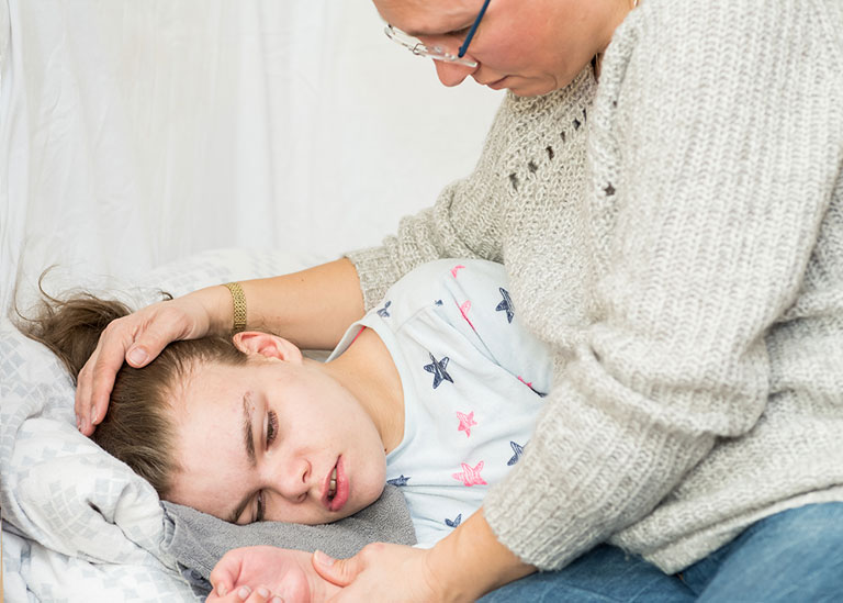Un niño con epilepsia durante una convulsión