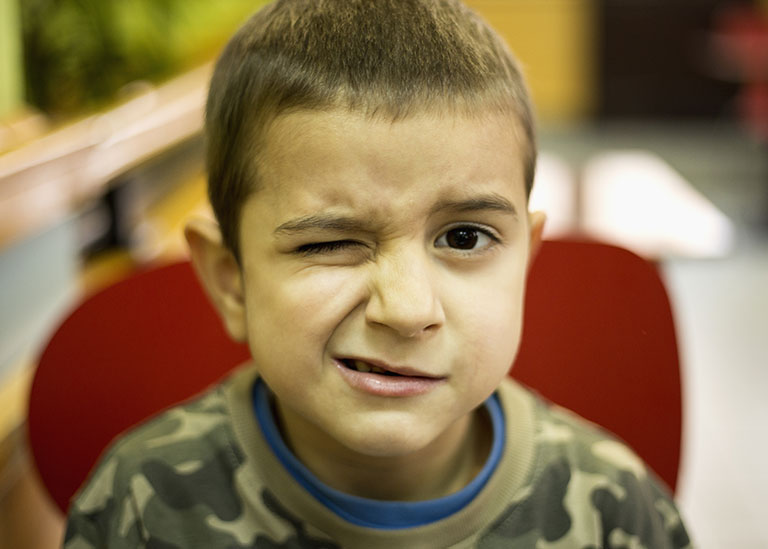 niño con tic en el ojo